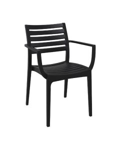 Zwarte kunststof stoelen met armleuning.